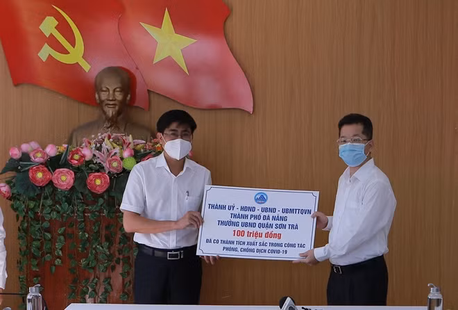 Lãnh đạo TP Đà Nẵng khen thưởng 2 đơn vị, địa phương “thần tốc” ngăn chặn điểm nóng COVID-19 tại KCN An Đồn
