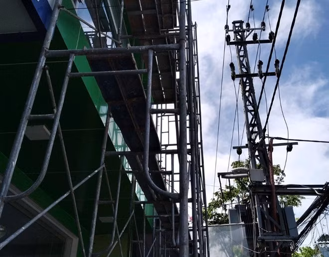 Công trình xây dựng vi phạm hành lang an toàn lưới điện cao áp trên đường Núi Thành, TP Đà Nẵng bị phát hiện, buộc khắc phục.