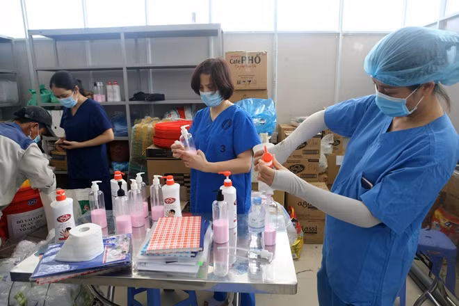 Nhân viên y tế của Bệnh viện Đà Nẵng chuẩn bị các bình rửa tay sát khuẩn để trang bị cho các buồng bệnh.