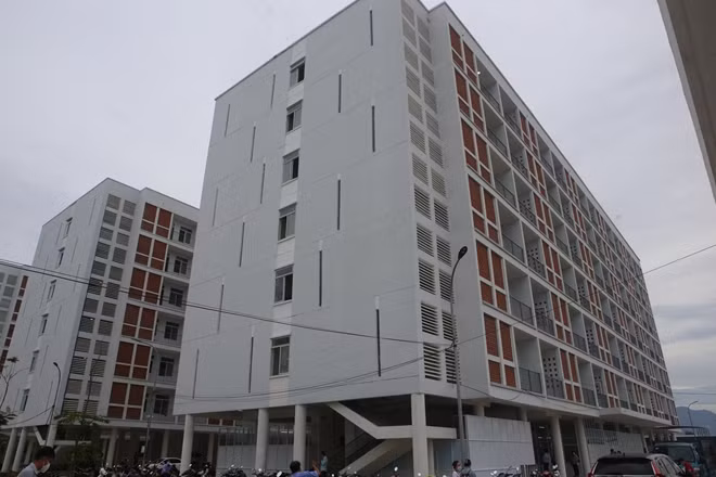 Đội ngũ y tế của Bệnh viện dã chiến Ký túc xá phía Tây gồm một phần là các y, bác sĩ của BV Đà Nẵng và huy động nguồn lực của toàn ngành y tế thành phố.