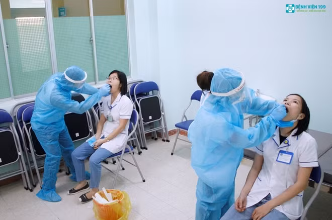 Bệnh viện 199 – Bộ Công an lấy mẫu xét nghiệm SARS-CoV-2 cho toàn bộ nhân viên y tế nhằm bảo vệ lực lượng tuyến đầu chống dịch.