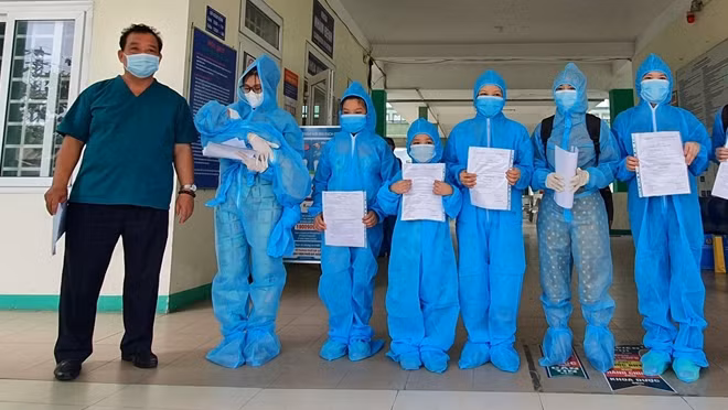 BN 3619 (nam, 1 tuổi) đã được chữa khỏi bệnh COVID-19 và xuất viện cùng với mẹ vào sáng 3/6.