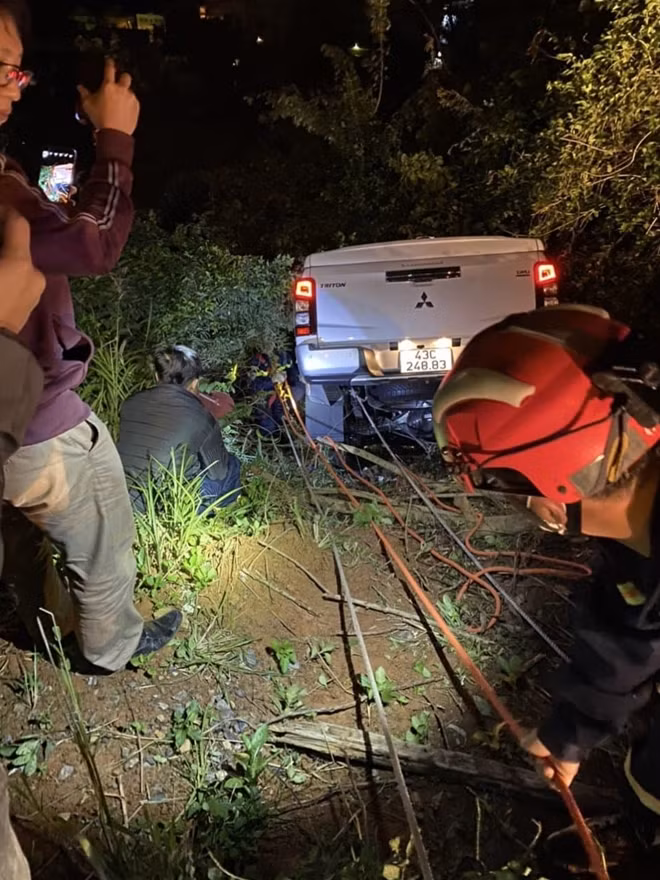 Sau hơn 2 giờ trong đêm lạnh, chiếc ô tô cùng 2 người gặp nạn lao xuống vực sâu khoảng 50m đã được ứng cứu thành công.