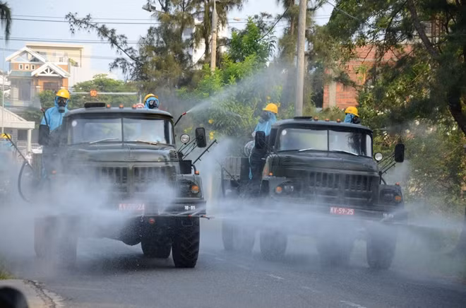 Tiểu đoàn Phòng hóa 78 huy động xe chuyên dụng và lực lượng Y học dự phòng tiến hành công tác tiêu độc, khử trùng.