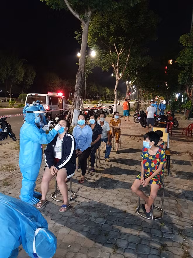 Khẩn cấp lấy mẫu xét nghiệm cho hơn 8.000 người dân, công nhân bên trong và xung quanh KCN An Đồn.