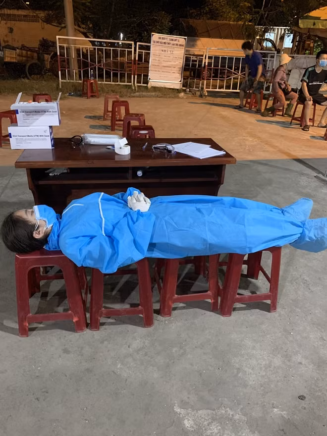 Các nhân viên y tế luân phiên nghỉ ngơi lấy sức để tiếp tục công tác xét nghiệm, truy vết trong đêm tại cảng cá Thọ Quang.