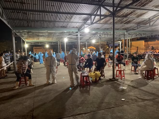 Lực lượng Y tế quận Sơn Trà xuyên đêm khẩn cấp truy vết, xét nghiệm hơn 1.000 người ở cảng cá Thọ Quang và khu vực dân cư liên quan đến 5 trường hợp người Quảng Ngãi dương tính với SARS-CoV-2 đến mua bán cá.