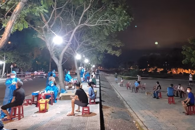 TP Hội An phải khẩn cấp truy vết, xét nghiệm cho gần 500 người liên quan đến 4 ca nhiễm COVID-19 trong đêm 24/7.