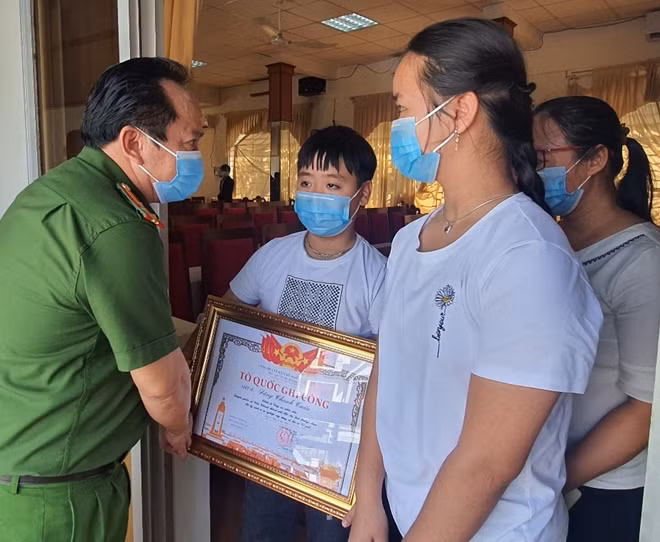 Thượng tá Phan Minh Mẫn, Trưởng Công an quận Sơn Trà thăm hỏi, động viên vợ con của liệt sĩ Thiếu tá Đặng Thanh Tuấn.