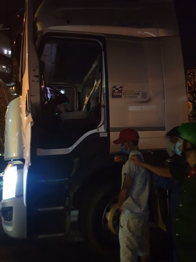 Tài xế Võ Hồng Sơn cùng xe đầu kéo cố tình "vượt" chốt kiểm dịch y tế COVID-19 trong tình trạng dương tính với ma túy.
