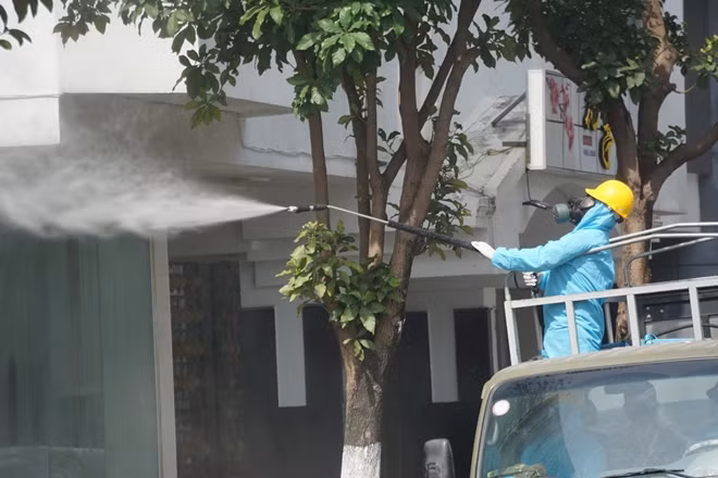 Tiểu đoàn Phòng hóa 78 và Đội Y học dự phòng thuộc Bộ Tư lệnh Quân khu 5 tiến hành phun khử khuẩn vũ trường New Phương Đông và khách sạn, khu dân cư xung quanh vũ trường vào sáng 6/5.