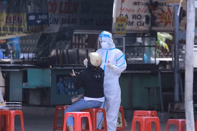 Trung tâm Y tế quận Sơn Trà lấy mẫu xét nghiệm diện rộng cho tiểu thương, người dân tại khu chợ Phước Mỹ vào sáng 5/5.