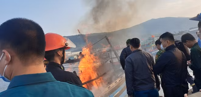 3 tàu cá đã được kéo sát vào cầu cảng của Âu thuyền để các lực lượng trên bờ hỗ trợ dập lửa, vụ cháy cơ bản được khống chế.
