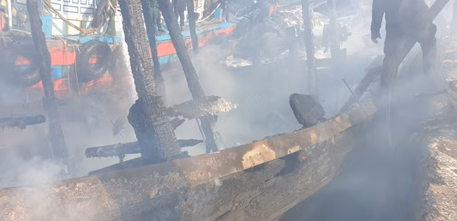 Ngay sau khi nhận được tin báo, các lực lượng chức năng PCCC thành phố, lực lượng Biên phòng, Công an và lực lượng tại chỗ tại Âu thuyền đã khẩn cấp ra khu vực cháy để chữa cháy.