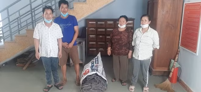 Các đối tượng bị tạm giữ tại cơ quan Công an.
