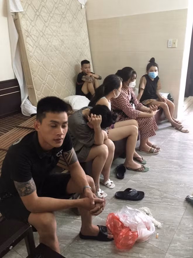 Nhóm 12 thanh niên gồm 5 nam, 7 nữ đã thuê phòng tại một khách sạn ở quận Thanh Khê (Đà Nẵng), mua ma túy để mở tiệc “bay lắc”.