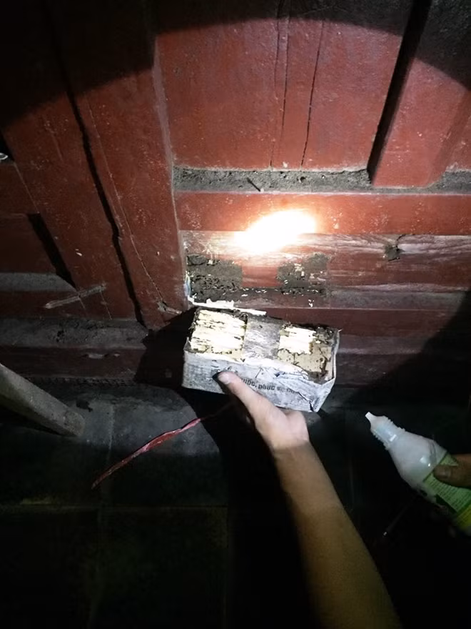 Di tích lịch sử Chùa Ông nhiều hạng mục làm bằng gỗ bị mối mọt ăn hại nghiêm trọng.