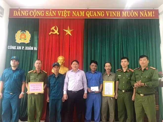 Với thành tích xuất sắc này, Công an quận Thanh Khê và UBND phường Xuân Hà đã đến động viên và khen thưởng đột xuất nhằm khích lệ tinh thần tổ tuần tra 8394 của phường.
