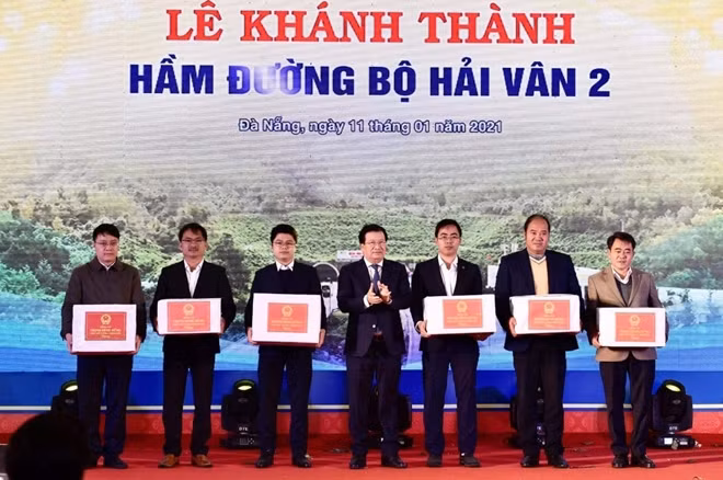 Phó Thủ tướng Trịnh Đình Dũng tặng quà cho nhà thầu, đơn vị thi công, địa phương.