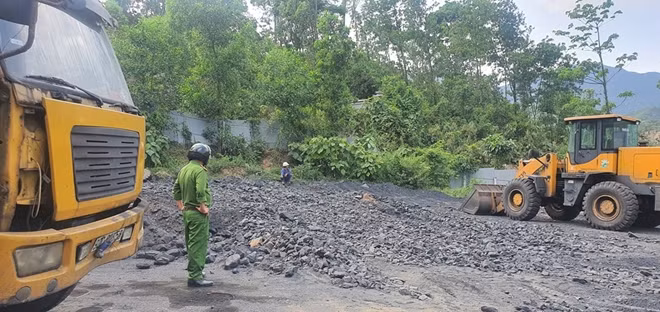 Bãi than thuộc địa phận xã Quế Trung của chủ doanh nghiệp Tuyết Ân.