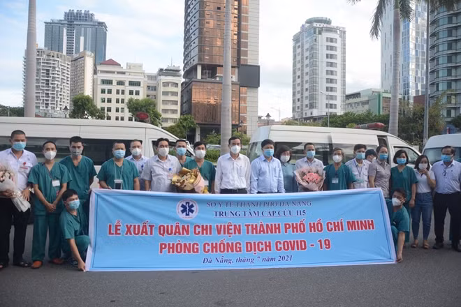 Đoàn y, bác sĩ thuộc Trung tâm Cấp cứu 115 TP Đà Nẵng tăng cường tham gia công tác vận chuyển bệnh nhân F1 tại TP Hồ Chí Minh.