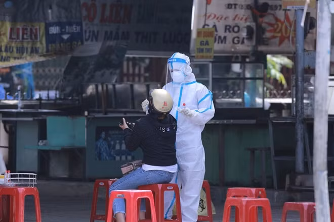 Trường hợp dương tính COVID-19 mới chưa rõ nguồn lây là một chủ quán cơm gà được phát hiện qua lấy mẫu xét nghiệm diện rộng.