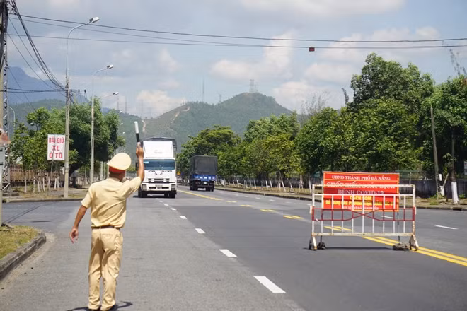 CGST Công an TP Đà Nẵng 24/24 làm tốt vai trò tuyến đầu tại 12 chốt kiểm soát dịch mới thiết lập.