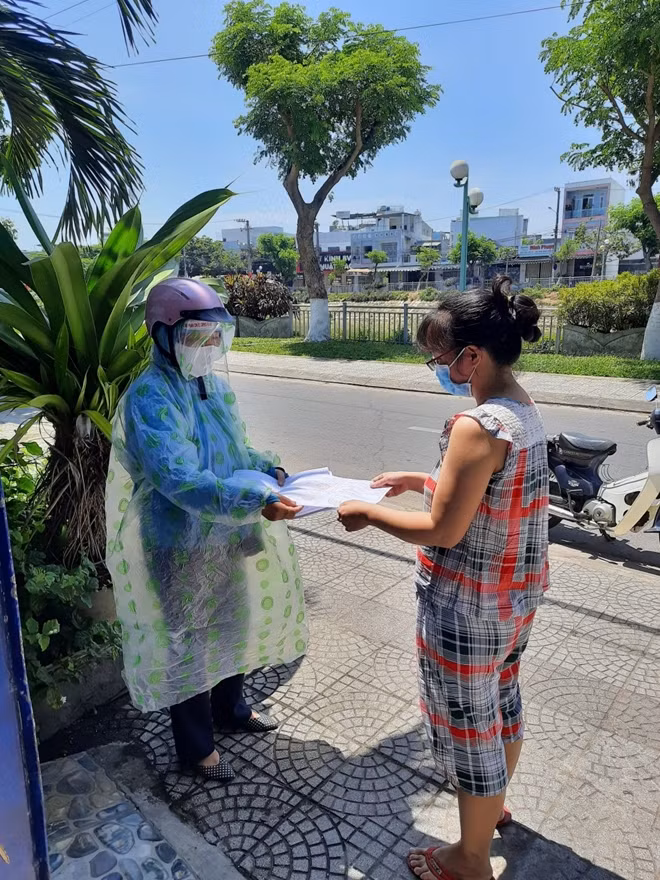 Theo phương thức này, mỗi hộ dân ở Đà Nẵng được phát các loại thẻ màu hồng, màu xanh (tương ứng các ngày chẵn, lẻ) để đi chợ. Trong 15 ngày, một hộ dân ở Đà Nẵng được nhận 5 thẻ, điều này đảm bảo 3 ngày đi chợ một lần.