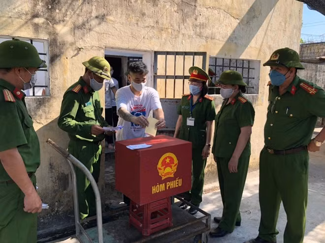 Thùng phiếu phụ của tổ bầu cử được chuyển đến cửa phòng tạm giam, cử tri bỏ phiếu theo thứ tự, thực hiện đúng các quy định của Trại tạm giam.