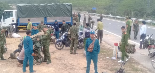Lực lượng phối hợp gồm Công an, Bộ Chỉ huy Quân sự, Kiểm lâm cùng nhiều đơn vị liên quan triển khai lực lượng vào ràng "đánh sập" các hầm khai thác vàng trái phép trên địa bàn.