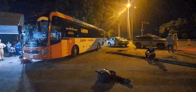 Tài xế và phụ xe khách đã chống đối, khóa cửa xe dù CSGT đang ở trên xe kiểm tra, sau đó đánh lái ra khỏi vị trí đỗ, đâm vào chốt kiểm dịch COVID-19 tại trạm cửa ô Hòa Phước (Đà Nẵng).