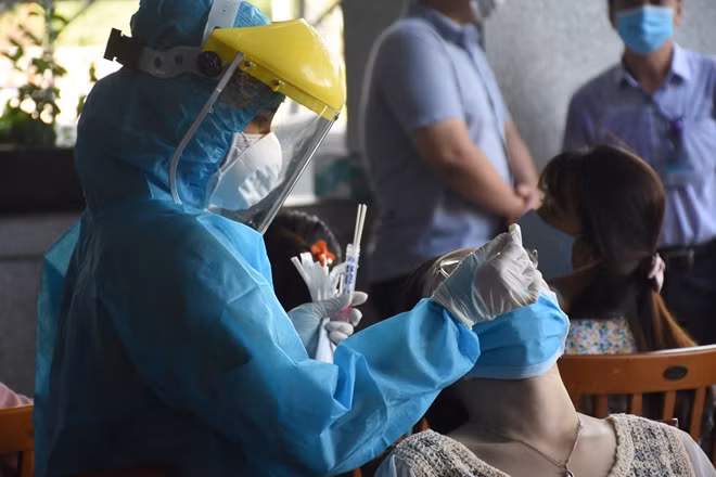 Xét nghiệm SARS-CoV-2 cho người dân chung cư Fhome có ca lây nhiễm COVID-19 liên quan đến thẩm mỹ viện AMIDA đến chơi và lưu trú.