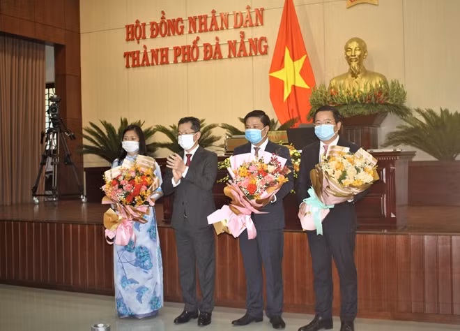 Bí thư Thành uỷ Đà Nẵng Nguyễn Văn Quảng tặng hoa chúc mừng các lãnh đạo HĐND TP. Đà Nẵng khoá X, nhiệm kỳ 2021-2026.