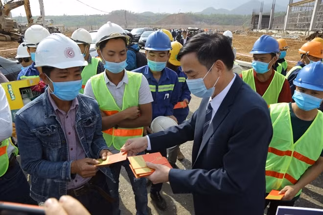 Lãnh đạo TP Đà Nẵng động viên công nhân đã làm việc xuyên Tết để những công trình đảm bảo đúng tiến độ.