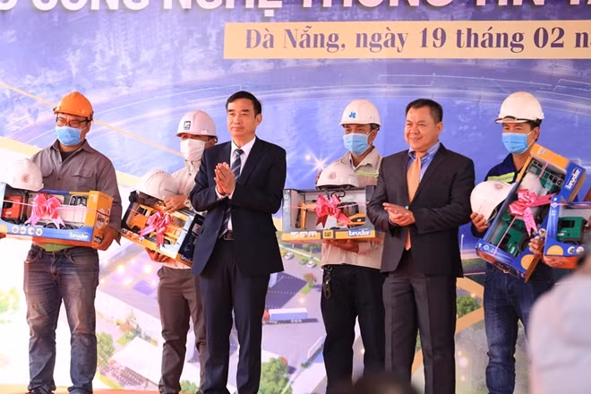 Chủ tịch UBND TP Đà Nẵng Lê Trung Chinh động tặng quà động viên nhà đầu tư tại Khu CNTT tập trung.