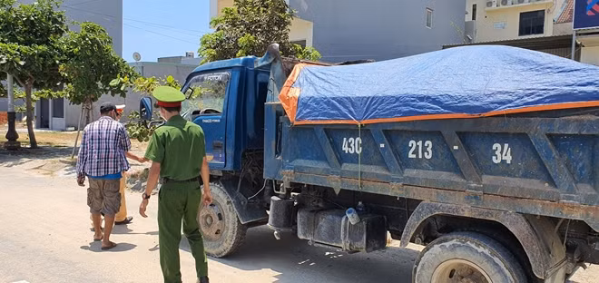 Lực lượng CSGT, Công an quận Ngũ Hành Sơn ra quân xử lý nghiêm các xe vận chuyển cát có dấu hiệu vi phạm.