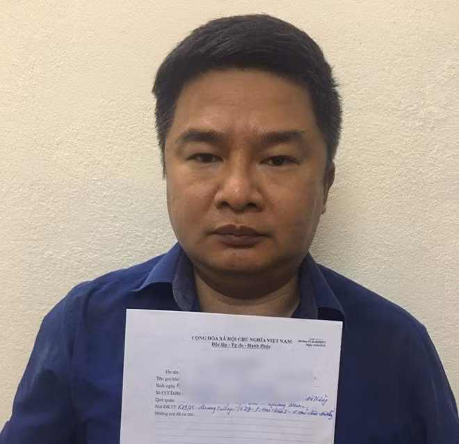 "Cán bộ ngành" dỏm Văn Hữu Tưởng tại cơ quan Công an.