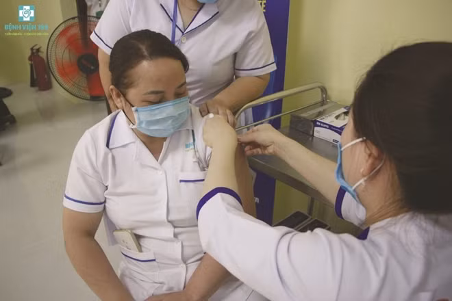 Sau khi được tiêm vaccine COVID-19, các nhân viên Y tế, CBCS được theo dõi ít nhất 30 phút sau tiêm chủng và tiếp tục được theo dõi sức khỏe trong vòng ít nhất 7 ngày sau tiêm.