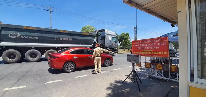 Các chiến sĩ CSGT, Công an TP Đà Nẵng căng mình làm nhiệm vụ trên các tuyến đường.