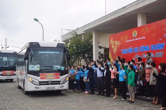 Ngày 6/2, những chuyến xe Công đoàn miễn phí đầu tiên đưa công nhân, người lao động nghèo về quê bình an, nhiều thuận lợi và đón một mùa xuân ấm áp bên gia đình, người thân.