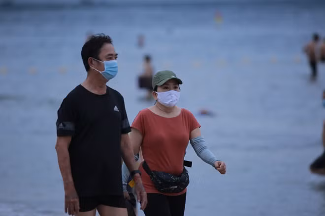 Người dân Đà Nẵng chấp hành nghiêm túc quy định đeo khẩu trang nơi công cộng, chỉ tháo khẩu trang khi xuống tắm biển, bảo đảm giãn cách và hạn chế tụ tập từng tốp đông người.