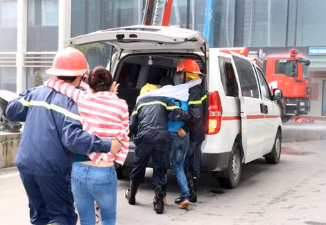 Các nạn nhân nhanh chóng được sơ cứu và chuyển lên xe cứu thương.