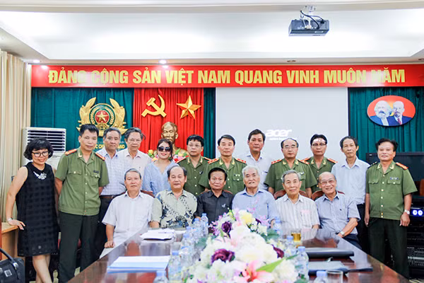 Trung tướng Trần Bá Thiều, Tổng cục trưởng Tổng cục Chính trị CAND; Trung tướng Bùi Bá Định, Phó Tổng cục trưởng với các đại biểu Chi hội Nhà văn Công an đi dự Đại hội đại biểu toàn quốc Hội Nhà văn Việt Nam lần thứ IX.