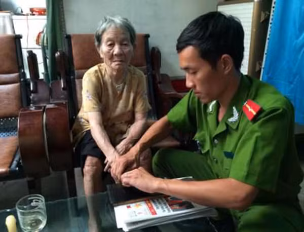 Công an Kon Tum đến tận nhà giúp dân làm CMND.
