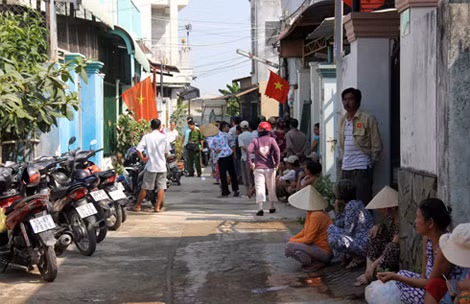 Các tổ nghiệp vụ khám nghiệm hiện trường vụ đánh người tử vong.