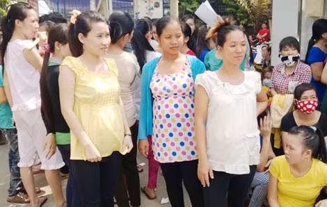 Lao động nữ mang thai bị buộc nghỉ việc là quy định bất hợp lý. Lao động nữ mang thai bị buộc nghỉ việc là quy định bất hợp lý.