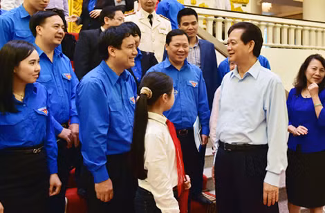 Thủ tướng nói chuyện với các cán bộ Trung ương Đoàn. Ảnh: VGP.