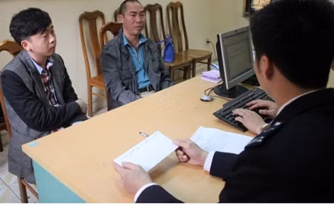 Hai đối tượng Dư Nam, Lý Quốc Kiện khai nhận hành vi nhập lậu và vận chuyển tân dược về Hà Nội tiêu thụ.