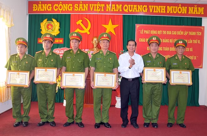 Lãnh đạo UBND TP Cần Thơ tặng Bằng khen cho các tập thể, cá nhân Cảnh sát PCCC.
