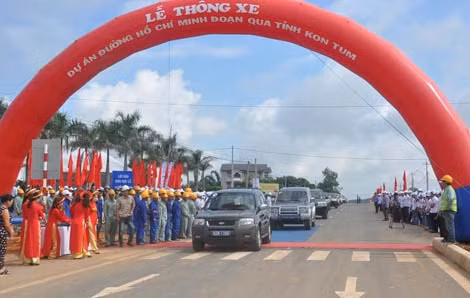 Một số hình ảnh tại Lễ thông xe đường Hồ Chí Minh đoạn qua tỉnh Kon Tum. Một số hình ảnh tại Lễ thông xe đường Hồ Chí Minh đoạn qua tỉnh Kon Tum.